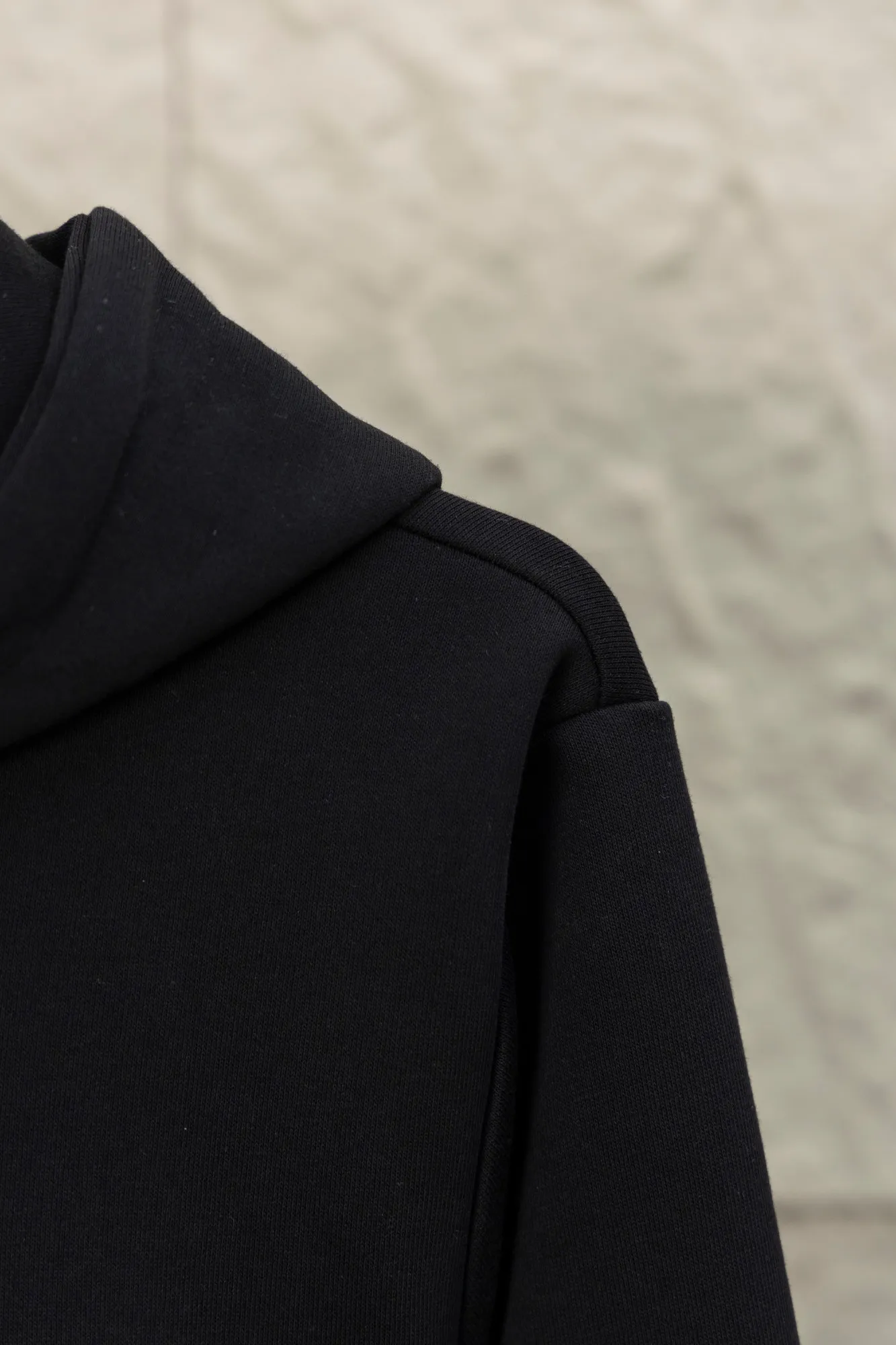 P270 Style No.: JZ024 Raff embroidered small label hooded jacket. Xuanwang New Rescue Limited Counter Jacket 420g air layer compound fabric. Imported machine full classic embroidered small label os version. Versatile style. Couple style. Color: black, navy. Size: S M L XL.